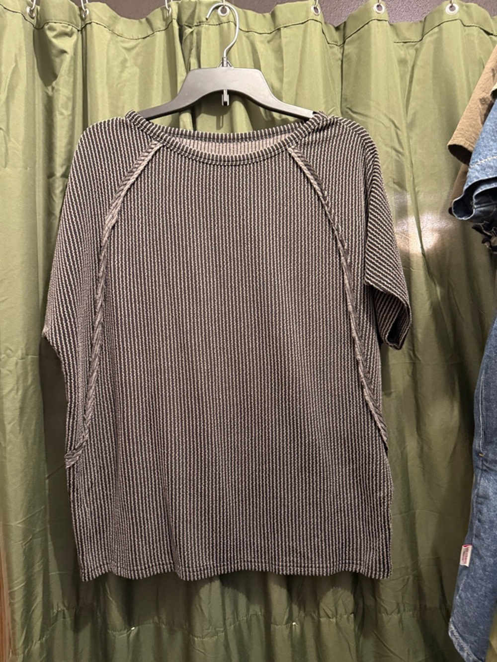 Knit Short-Sleeve Pullover Sweater in Taupe & Cream